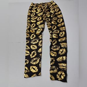 Black leggings w gold lips 💋